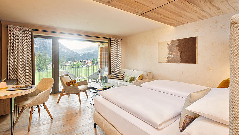 Im Mai 2022 enthüllte der Sonnenhof zwölf neue Zimmer mit Abendsonne auf dem Balkon und Blick über das Tannheimer Tal. Im Mai 2022 enthüllte der Sonnenhof zwölf neue Zimmer mit Abendsonne auf dem Balkon und Blick über das Tannheimer Tal.