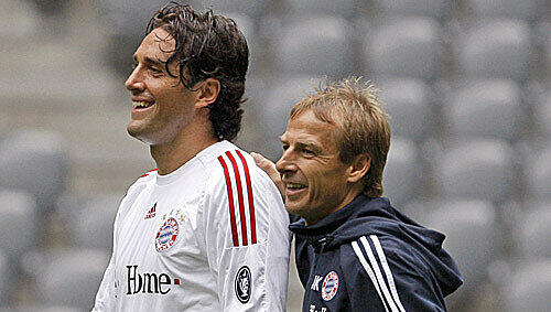 Feiern in Bukarest Premiere in der Champions League: Bayern-Torjäger Luca Toni (l.) und - als Trainer - Jürgen Klinsmann. Feiern in Bukarest Premiere in der Champions League: Bayern-Torjäger Luca Toni (l.) und - als Trainer - Jürgen Klinsmann.