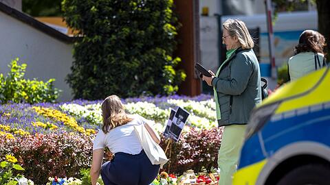 Vor der Kirche in der Nähe des Tatorts ist ein Blumenmeer entstanden.