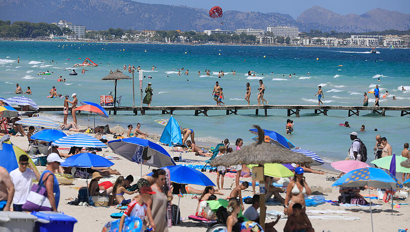 Mallorca - das wohl beliebteste Reiseziel vieler Deutscher. Hier sonnen sich Urlauber an der Playa de Muro.