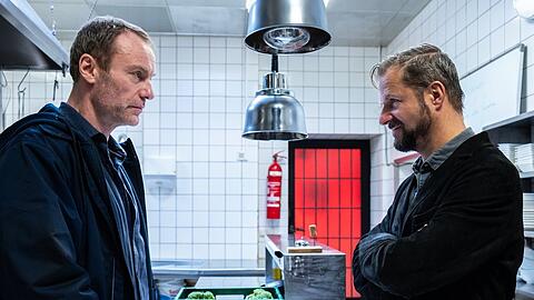 "Der Geier - Freund oder Feind": Lukas Geier (Philipp Hochmair, r.) wird erneut von seiner Vergangenheit eingeholt, als Roland Büttner (Mark Waschke) in den Zeugenschutz möchte.