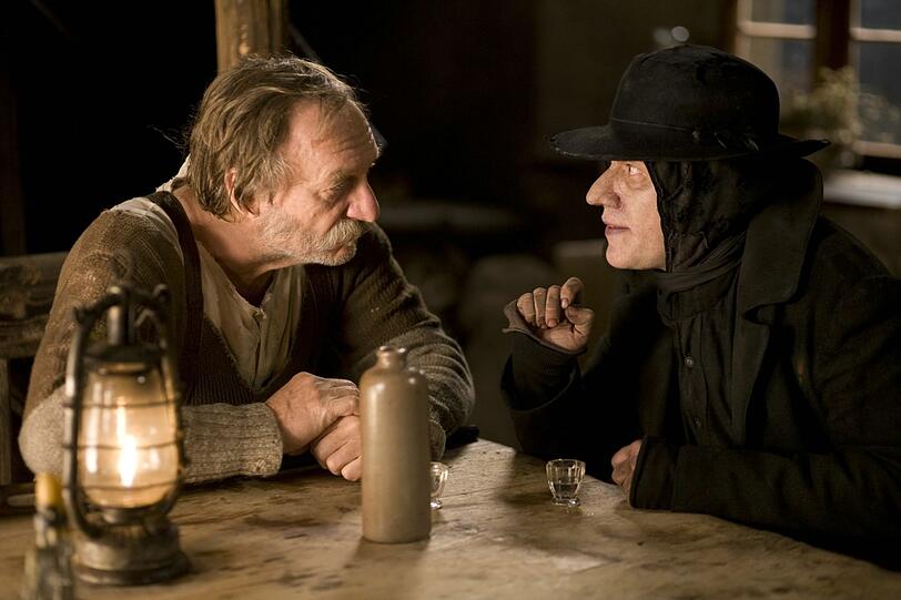 In "Die Geschichte vom Brandner Kaspar" spielten Franz Xaver Kroetz (links) und Michael Bully Herbig Seite an Seite. Im Dietl-Film "Zettl" hat es nicht sollen sein. In "Die Geschichte vom Brandner Kaspar" spielten Franz Xaver Kroetz (links) und Michael Bully Herbig Seite an Seite. Im Dietl-Film "Zettl" hat es nicht sollen sein.