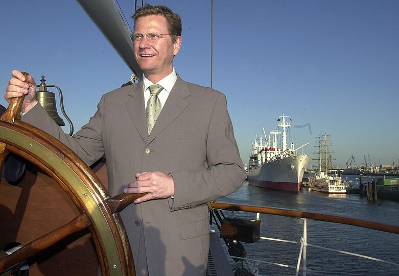 Will den Kurs vorgeben: Hier steht Guido Westerwelle am Ruder der Rickmer Rickmers im Hamburger Hafen.