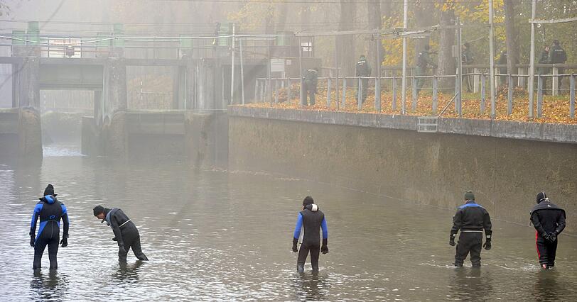Polizisten suchten am Montag (31.10.2011)im Augsburger Eiskanal nach Spuren, die möglicherweise zur Festnahme der Täter im Augsburger Polizistenmord führen können. In der Nacht zum Freitag (28.10.2011) war bei einer Schießerei ein Polizist getötet und eine weitere Beamtin verletzt worden. Die Täter flohen in ein großes Waldgebiet und wurden bisher nicht gefasst.