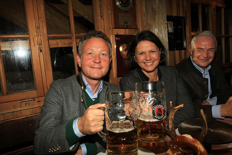 Mit wem stößt denn Ilse Aigner da an?