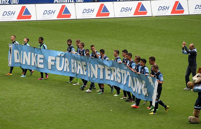 Versöhnlicher Abschluss einer turbolenten Saison: Nach dem überzeugenden 3:0 gegen Aalen bedankten sich die Löwen-Spieler am Sonntag bei ihren Fans für die Unterstützung. Die Bilder!