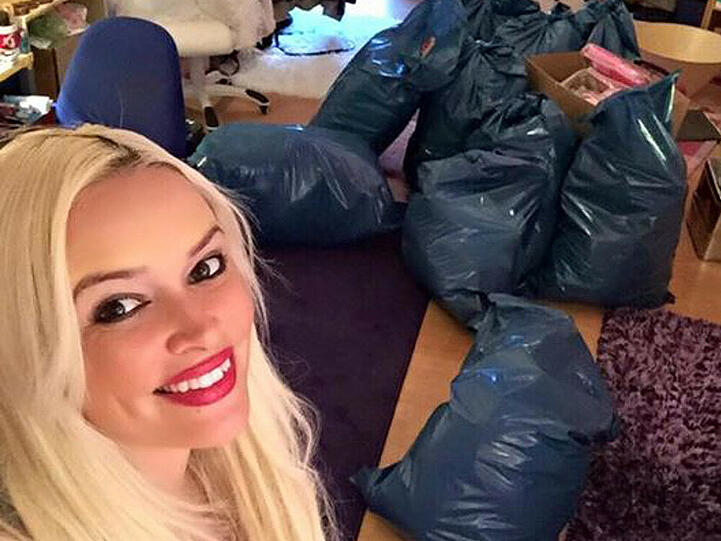Was hat die Katze wohl alles in die Säcke gepackt? Mehr Bilder der schwangeren Super-Blondine zum Durchklicken.