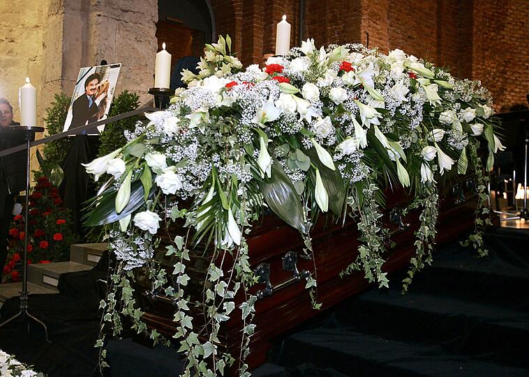 15.000 Menschen gaben Rudolph Moshammer das Geleit zum Mausoleum, in dem bereits seine Mutter Else begraben liegt.