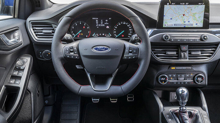 Das passt: Aufgeräumtes Cockpit mit großem Touchscreen