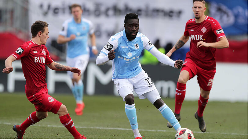 Eng gedeckt: Löwen-Stürmer Prince Osei Owusu (Mi.).