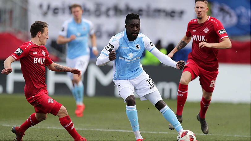Eng gedeckt: Löwen-Stürmer Prince Osei Owusu (Mi.).
