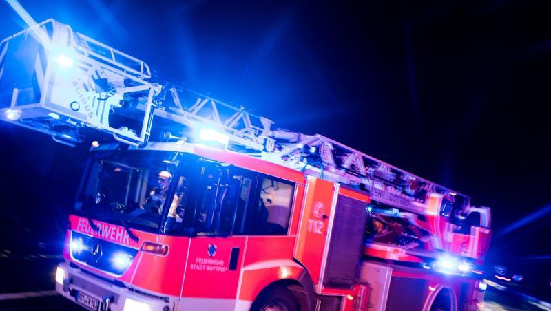 Ein Wagen der Feuerwehr fährt nachts über eine Straße. Foto: Marcel Kusch/Archiv Ein Wagen der Feuerwehr fährt nachts über eine Straße. Foto: Marcel Kusch/Archiv