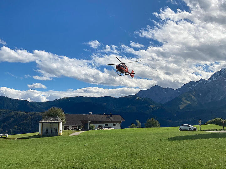Am Sonntag ist ein 52-Jähriger auf dem Wanderweg entlang des Talgrabens zwischen Almbachklamm und der Wallfahrtskirche in Ettenberg bewusstlos zusammengebrochen und trotz intensiver Wiederbelebungsversuche durch Ersthelfer und Einsatzkräfte verstorben