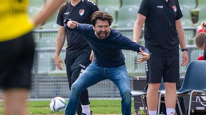 Emotionaler Einpeitscher: Türkgücüs Peter Hyballa.
