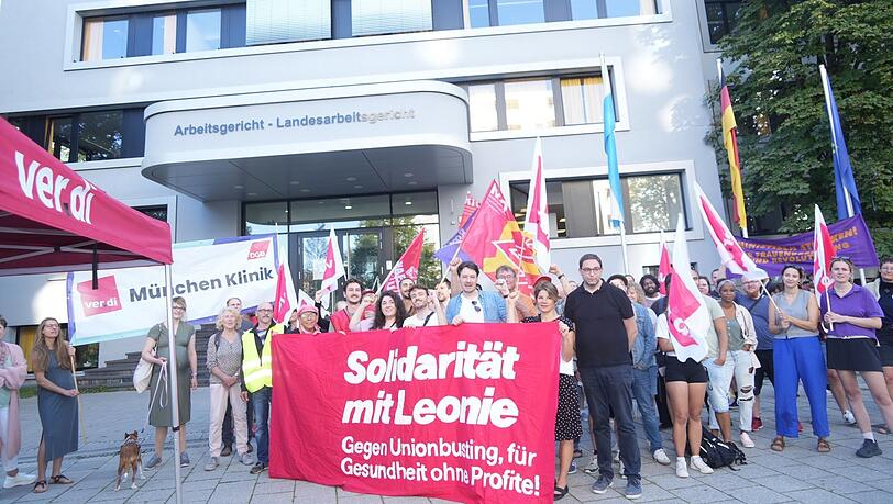Etwa 70 Menschen solidarisieren sich mit Leonie Lieb vor dem Münchner Arbeitsgericht.