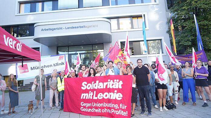 Etwa 70 Menschen solidarisieren sich mit Leonie Lieb vor dem Münchner Arbeitsgericht.
