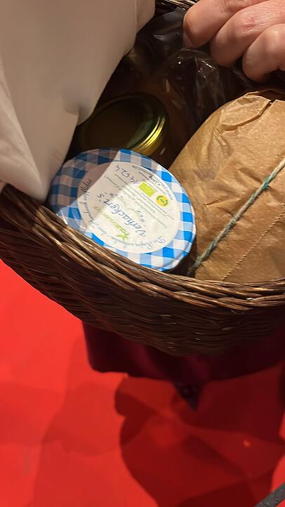Michaele Kaniber präsentiert der AZ den Inhalt ihres mitgebrachten Körbchens. Michaele Kaniber präsentiert der AZ den Inhalt ihres mitgebrachten Körbchens.