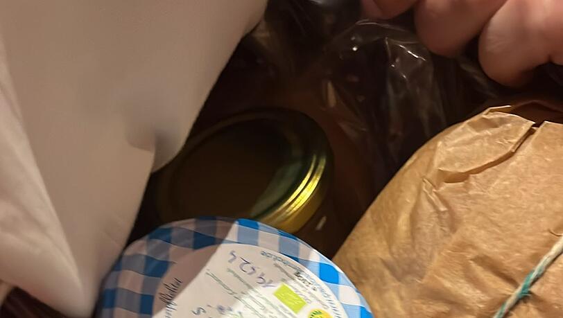 Michaele Kaniber präsentiert der AZ den Inhalt ihres mitgebrachten Körbchens.