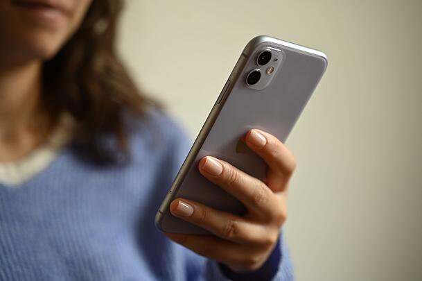 Laut einer repräsentativen Umfrage nehmen sich immer mehr Menschen vor, weniger Zeit am Handy zu verbringen. (Symbolbild)