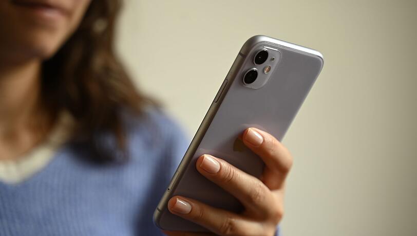 Laut einer repräsentativen Umfrage nehmen sich immer mehr Menschen vor, weniger Zeit am Handy zu verbringen. (Symbolbild)