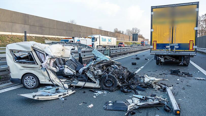 Der Wagen des 68-J&auml;hrigen wurde bei dem Unfall v&ouml;llig zerst&ouml;rt.