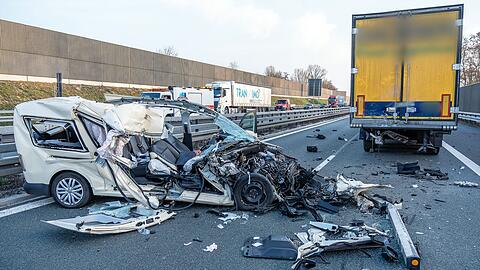 Der Wagen des 68-J&auml;hrigen wurde bei dem Unfall v&ouml;llig zerst&ouml;rt.