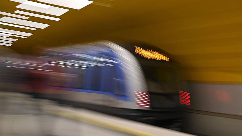In der U-Bahn-Station Sendlinger Tor hat sich am Freitagabend ein schwerer Unfall ereignet, bei dem ein Berliner lebensgef&auml;hrlich verletzt worden ist. (Symbolbild)
