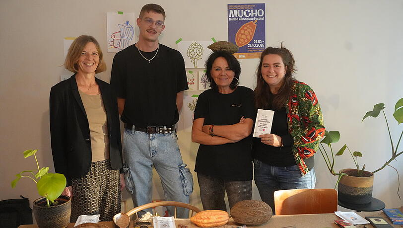 Die Organisatoren des Schokofestivals: (v.l.) Anja Ashauer, Mitorganisatorin von Mucho, Jonas Berquet vom Midnightbazar sowie Christine und Marita Luger vom House of Cacao. Die Organisatoren des Schokofestivals: (v.l.) Anja Ashauer, Mitorganisatorin von Mucho, Jonas Berquet vom Midnightbazar sowie Christine und Marita Luger vom House of Cacao.