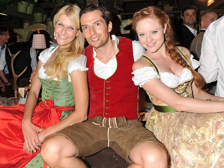 Ebenfalls im Käferzelt gesichtet: Moderatorin Natascha Grün (l-r), der Produzent Quirin Berg und Model Barbara Meier.