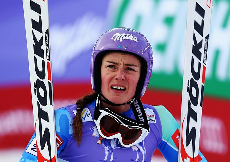 Völlig geschockt: Tina Maze aus Slovenien beobachtet den Sturz von Lindsey Vonn