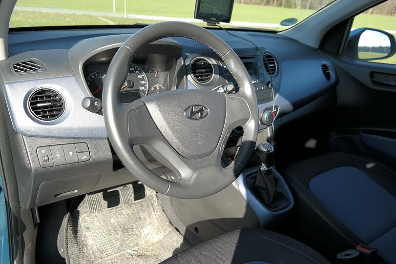 Die Bedienung des Hyundai i10 ist einfach, die Schalter und Instrumente sind leicht zu bedienen.