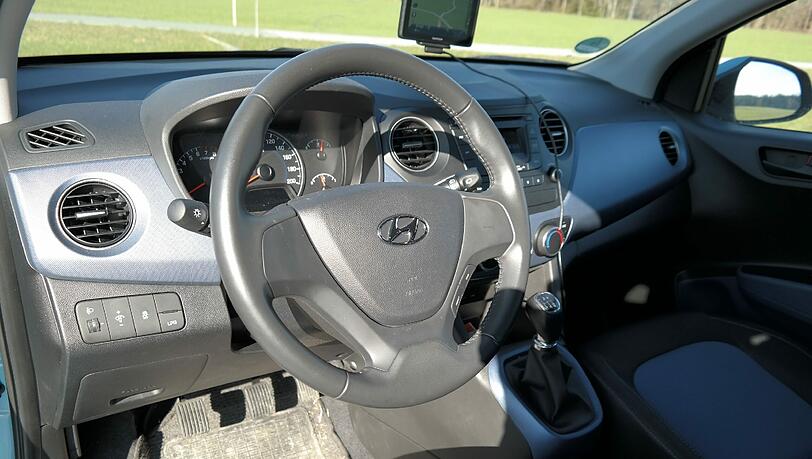 Die Bedienung des Hyundai i10 ist einfach, die Schalter und Instrumente sind leicht zu bedienen. Die Bedienung des Hyundai i10 ist einfach, die Schalter und Instrumente sind leicht zu bedienen.