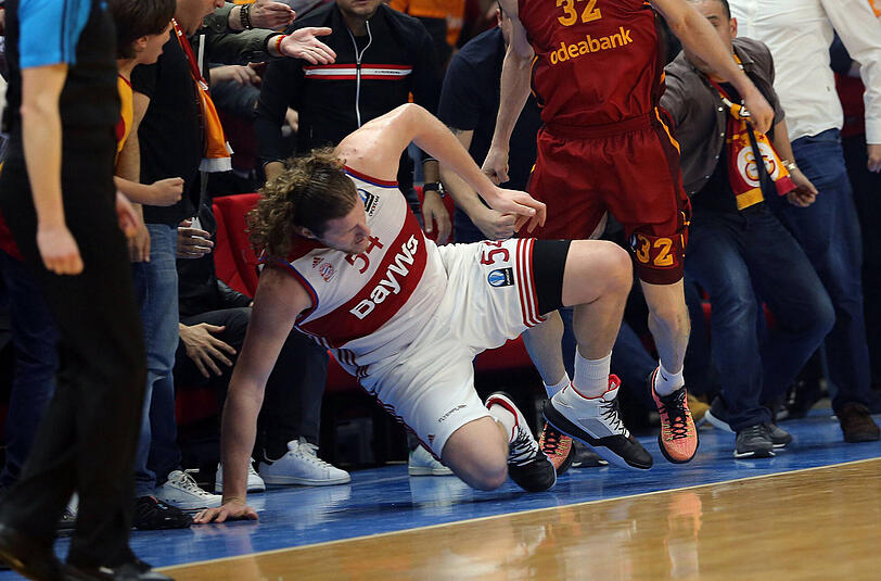Das ist Aggressivität! Galatasarays Sinan Guler (r., 1,92 m) sieht Bayerns Center John Bryant (2,12 m) ganz gern am Boden.