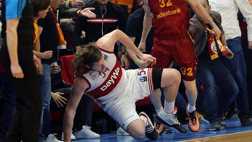 Das ist Aggressivität! Galatasarays Sinan Guler (r., 1,92 m) sieht Bayerns Center John Bryant (2,12 m) ganz gern am Boden. Das ist Aggressivität! Galatasarays Sinan Guler (r., 1,92 m) sieht Bayerns Center John Bryant (2,12 m) ganz gern am Boden.