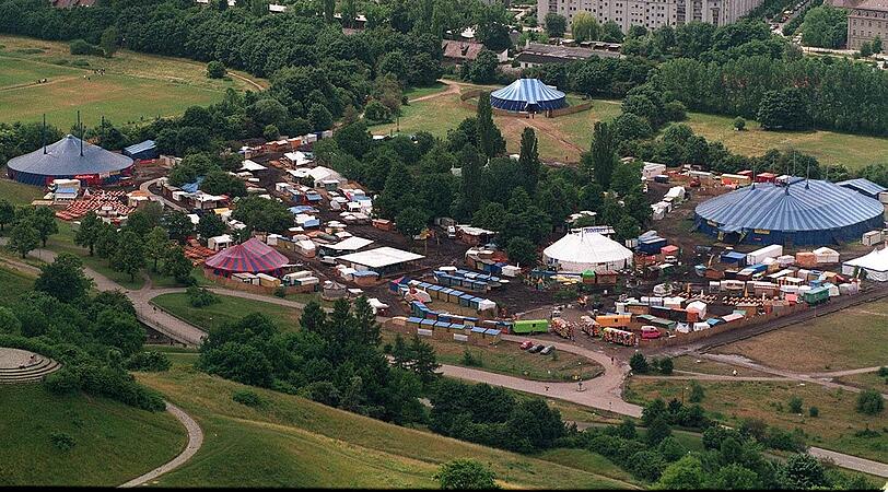 Das Tollwood Festival 1997 von oben: Wie eine bunte Mosaikstadt.