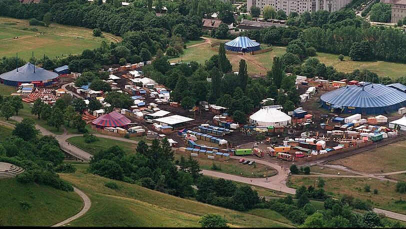 Das Tollwood Festival 1997 von oben: Wie eine bunte Mosaikstadt. Das Tollwood Festival 1997 von oben: Wie eine bunte Mosaikstadt.