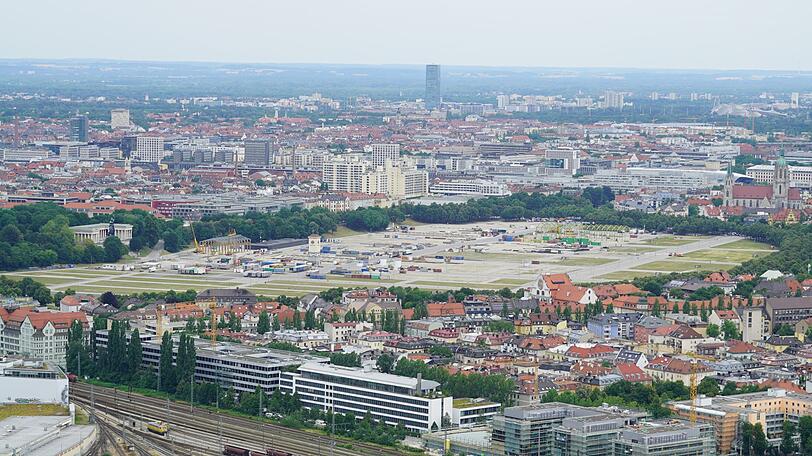 Die Theresienwiese, wo der Aufbau fürs Oktoberfest bereits begonnen hat.