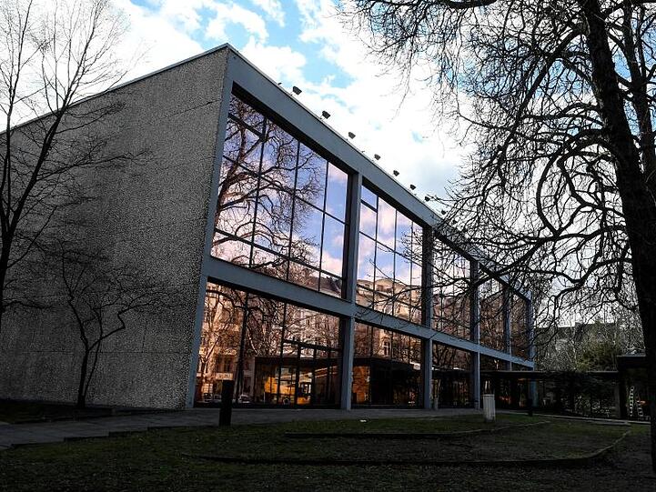 Die Scheiben des Hauses der Berliner Festspiele sind mit Bronzefolien beklebt.