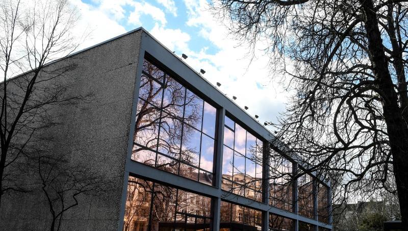 Die Scheiben des Hauses der Berliner Festspiele sind mit Bronzefolien beklebt. Die Scheiben des Hauses der Berliner Festspiele sind mit Bronzefolien beklebt.