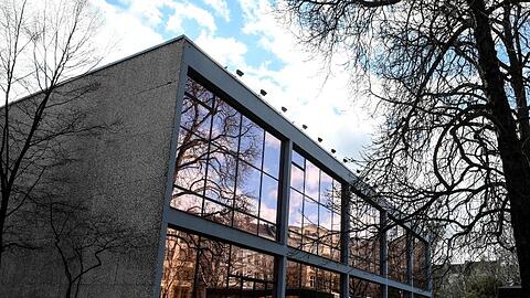 Die Scheiben des Hauses der Berliner Festspiele sind mit Bronzefolien beklebt.