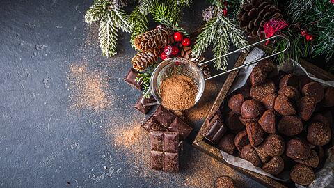 Leckere Weihnachtstrüffel lassen sich ganz ohne Backofen zubereiten.