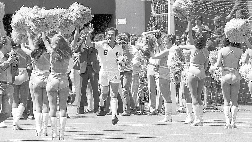 Einlauf zwischen Cheeleadern: Die Zeit in New York bietet Beckenbauer neue Perspektiven in die Vermarktung des Fußballs. Einlauf zwischen Cheeleadern: Die Zeit in New York bietet Beckenbauer neue Perspektiven in die Vermarktung des Fußballs.