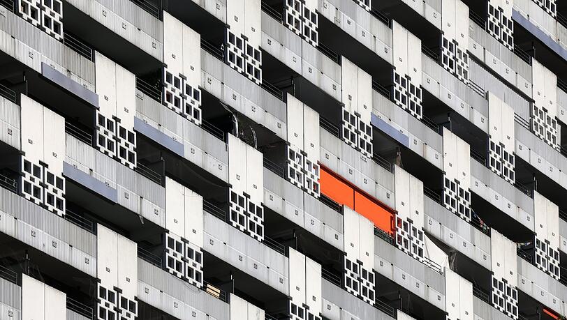 Die unverwechselbare Fassade vom Arabella-Hochhaus. Eine Denkmaleigenschaft kann das Landesamt für Denkmalpflege keine erkennen. Die Folge: 2030 wird abgerissen.