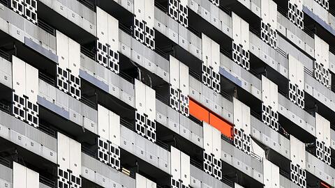 Die unverwechselbare Fassade vom Arabella-Hochhaus. Eine Denkmaleigenschaft kann das Landesamt für Denkmalpflege keine erkennen. Die Folge: 2030 wird abgerissen.