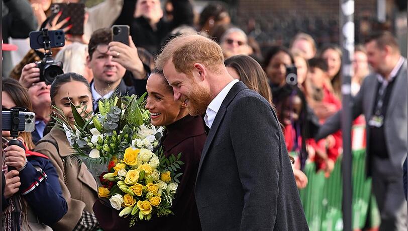 Prinz Harry und Herzogin Meghan lassen sich in Nottingham von ihren Fans feiern. Prinz Harry und Herzogin Meghan lassen sich in Nottingham von ihren Fans feiern.