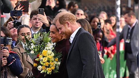 Prinz Harry und Herzogin Meghan lassen sich in Nottingham von ihren Fans feiern.