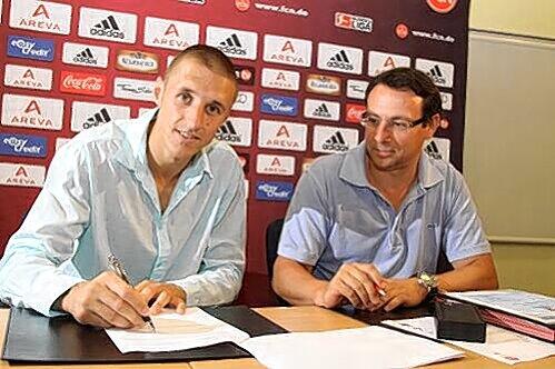 Vertragsunterschrift: Timmy Simons hat sich für zwei Jahre an den Club gebunden. Manager Martin Bader (rechts) schaut sichtlich zufrieden.