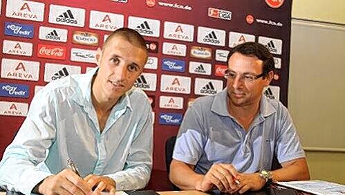 Vertragsunterschrift: Timmy Simons hat sich für zwei Jahre an den Club gebunden. Manager Martin Bader (rechts) schaut sichtlich zufrieden. Vertragsunterschrift: Timmy Simons hat sich für zwei Jahre an den Club gebunden. Manager Martin Bader (rechts) schaut sichtlich zufrieden.