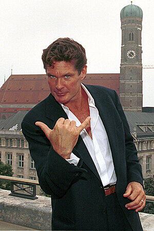Oder David Hasselhoff? Natürlich ohne übertriebenem Alkoholkonsum und Burger auf dem Badezimmerboden. In früheren fiktiven Zeiten fuhr Hasselhoff jedenfalls auch mit schnellen Autos umher und er rettete sogar Leben.