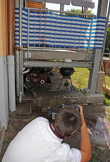 Blutspuren vor einem Mehrfamilienhaus in Lörrach. Nach Polizeiangaben starben bei einem Beziehungsdrama drei Menschen. Eine Frau wurde schwer verletzt. Bei der Bluttat gab es zwei Tatorte.